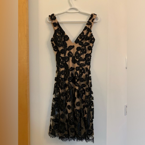 🎈Elegant deep V dress with lace overlay - Picture 3 of 3